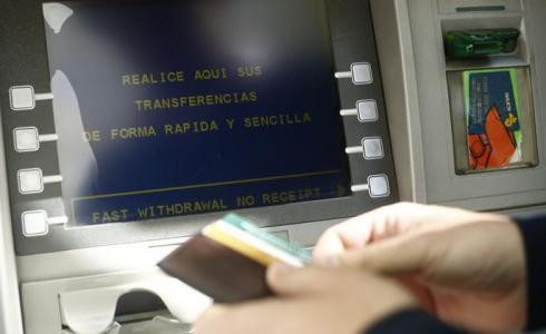 Publicado el decreto que impide la doble comisión por sacar dinero en cajeros de otro banco