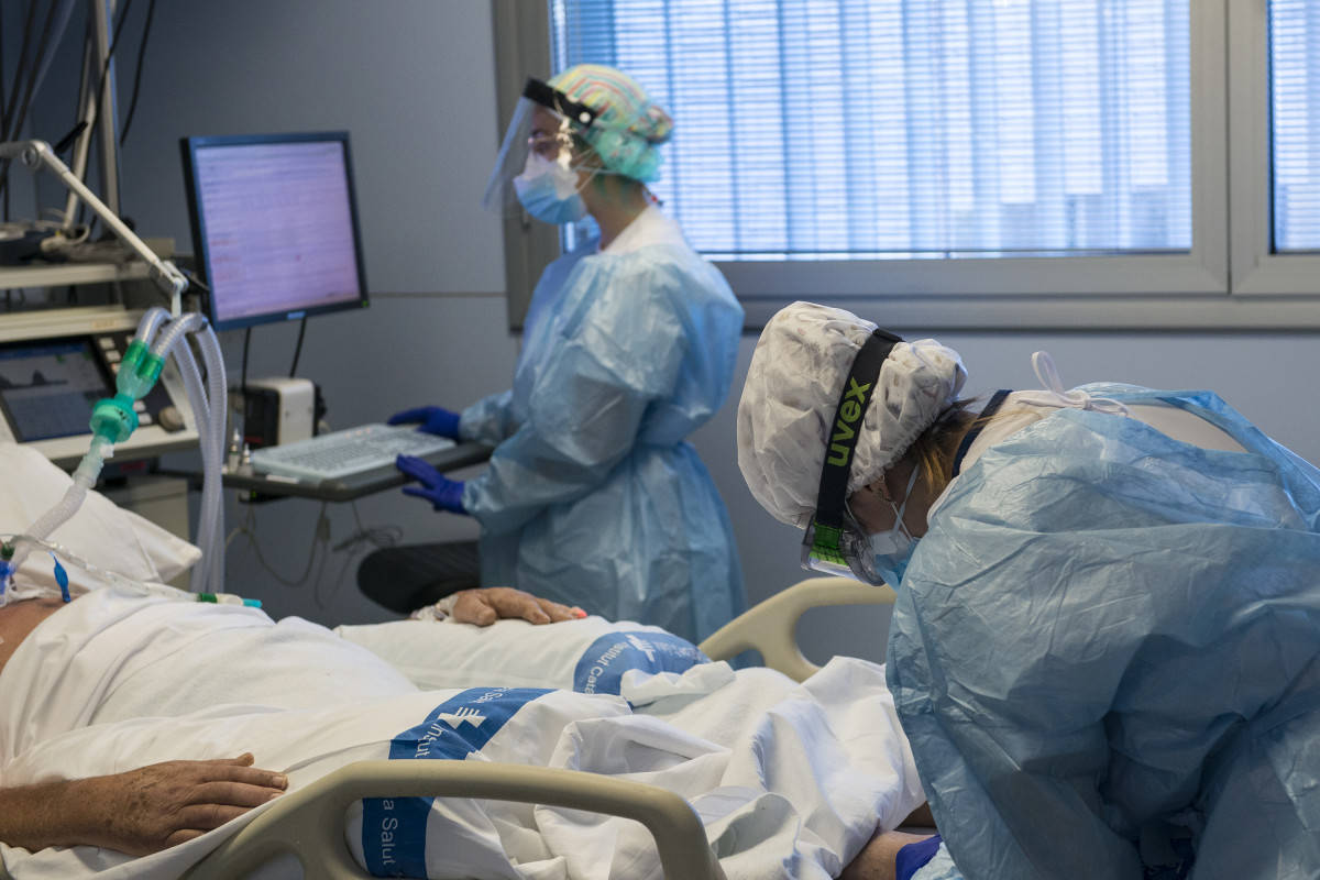 Personal sanitario atendiendo a un paciente ingresado en la Unidad de Cuidados Intensivos (UCI) para enfermos de coronavirus.