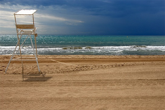 La playa de Castelldefels mantiene el servicio de socorristas hasta finales de noviembre