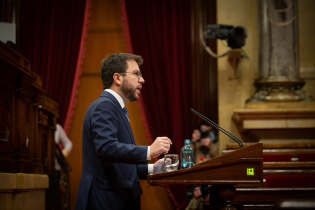 El vicepresidente de la Generalitat, Pere Aragon&egrave;s, en la diputaci&oacute;n permanente del Parlament