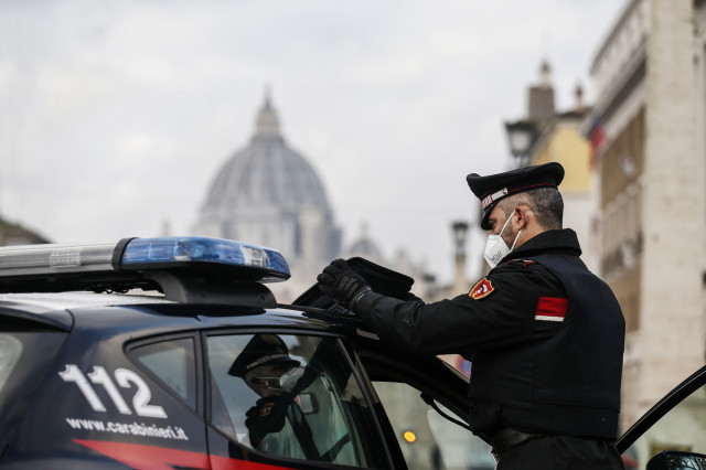 EuropaPress 3493574 24 december 2020 italy rome acarabinieri police officer checks the