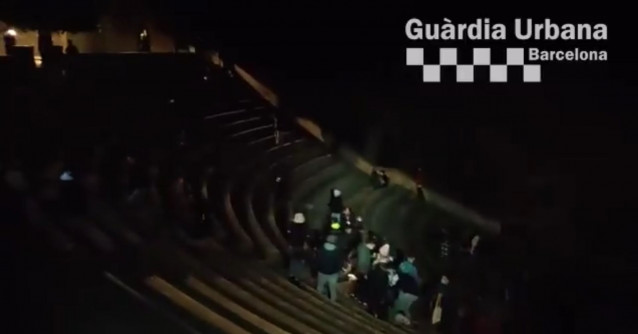 La fiesta ilegal en el teatro Grec de Barcelona, en Montjuïc.
