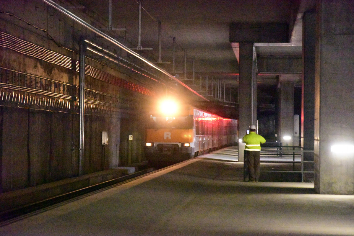 Un tren circula por dentro de la estructura de la futura estación de La Sagrera, en Barcelona.