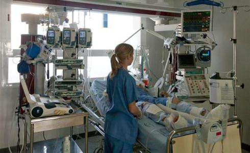 Enfermeros denuncian que durante la crisis se han despedido nueve enfermeras por cada médico en España
