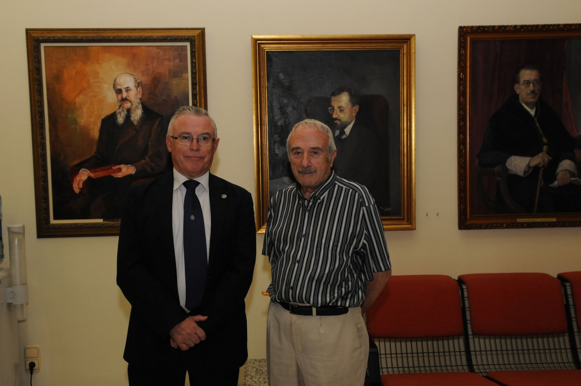 El exrector de la UMU José Antonio Cobacho, a la izquierda, y el pintor José María Falgas