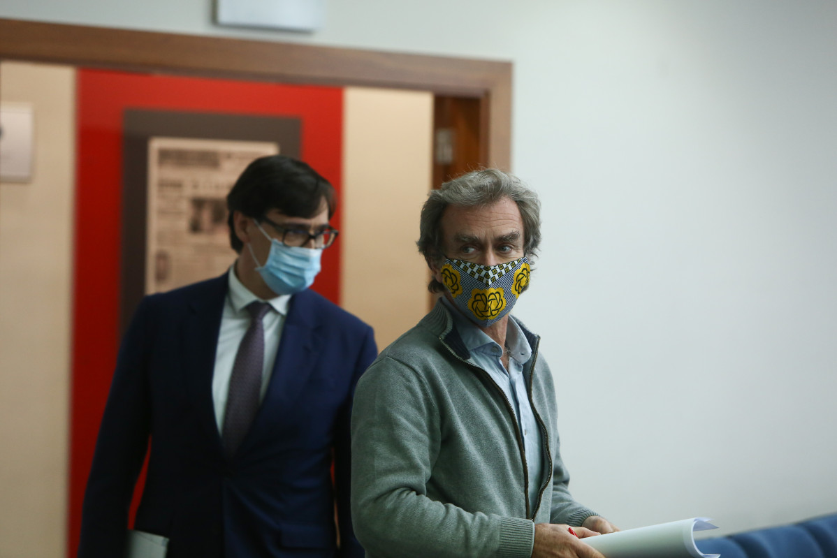 El ministro de Sanidad, Salvador Illa (i), y el director del Centro de Coordinación de Alertas y Emergencias Sanitarias, Fernando Simón, ofrecen una rueda de prensa tras la reunión del Consejo Inte