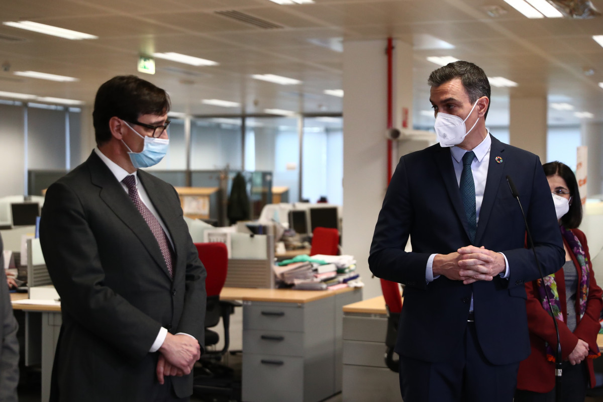 El ministro de Sanidad, Salvador Illa, y el presidente del Gobierno, Pedro Sánchez, en una visita a la Agencia Española del Medicamento, en Madrid.