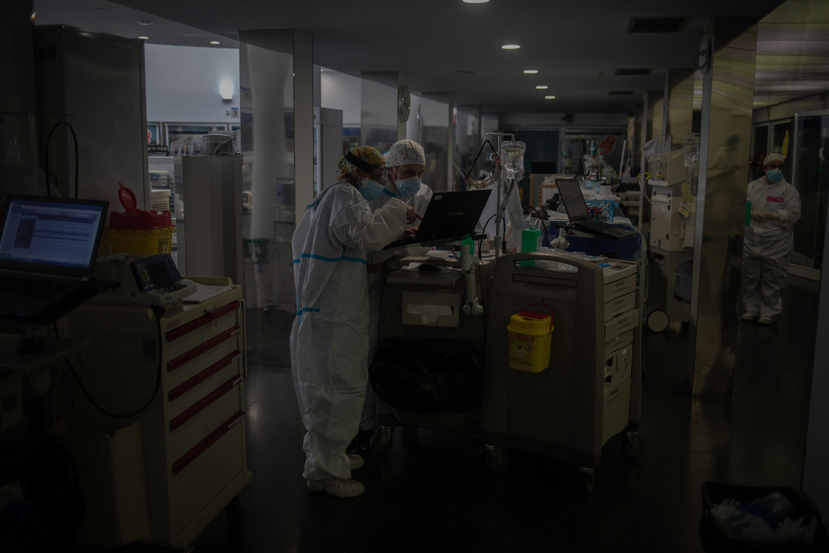 Varios sanitarios protegidos en la Unidad de Cuidados Intensivos –UCI- del Hospital del Mar, en Barcelona, Catalunya (España), a 19 de noviembre de 2020