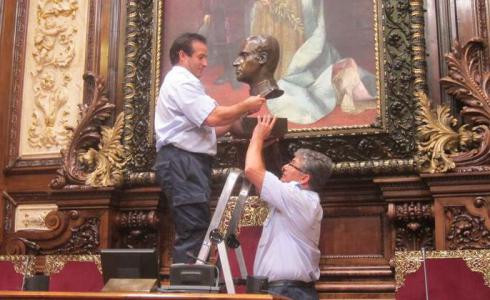 El Ayuntamiento de Barcelona retira el busto de Juan Carlos I del salón de plenos