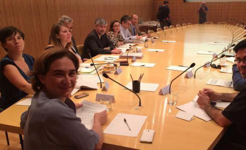 Colau ve "triste" que el primer pacto de la oposición sea mantener el sueldo máximo