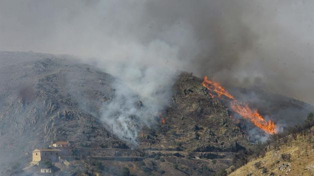 200 personas trabajan para sofocar los incendios de Cogolludo y Bustares