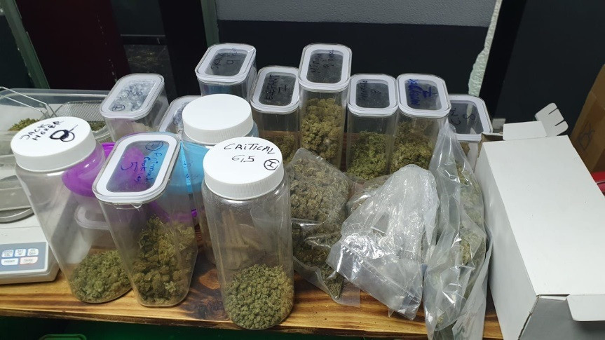 Agentes de la Guardia Urbana de Barcelona del distrito de Sants-Montjuïc precintaron este martes un establecimiento del barrio de Hostafrancs que realizaba la actividad de asociación cannabica sin l