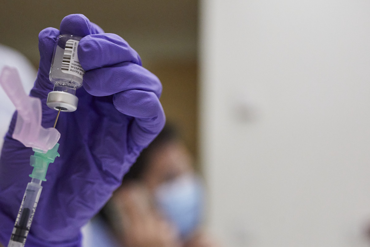 Una enfermera prepara la vacuna para un sanitario contra el coronavirus en el Hospital Gregorio Marañón de Madrid (España), a 11 de enero de 2021. La Comunidad de Madrid continúa este lunes con la