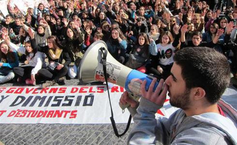 Centenares de estudiantes se manifiestan en Barcelona contra el 3+2
