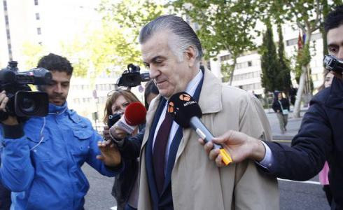 Bárcenas entrega en los juzgados documentación para ratificar su querella contra la jefa de Personal del PP