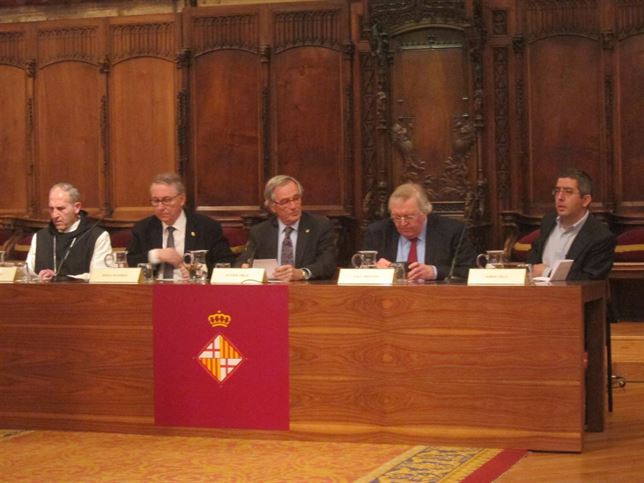Paul Preston entrega su archivo y libros al monasterio de Poblet en un acto en Barcelona