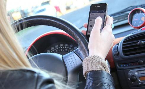 El 17% de españoles utiliza su smartphone durante la conducción