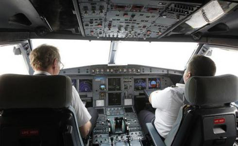 Lufthansa obliga a volar con dos personas en cabina en sus aerolíneas