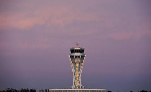 El Gobierno sanciona a 61 controladores de Barcelona por el cierre del espacio aéreo en 2010
