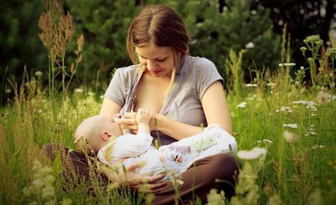 La mitad de las mujeres abandona la lactancia a los tres meses debido a su reincorporación al trabajo