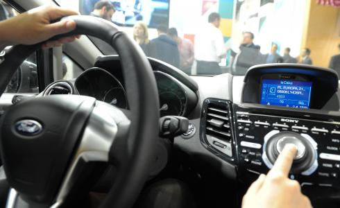 CaixaBank crea la primera aplicación financiera del mundo para coches con sistemas inteligentes