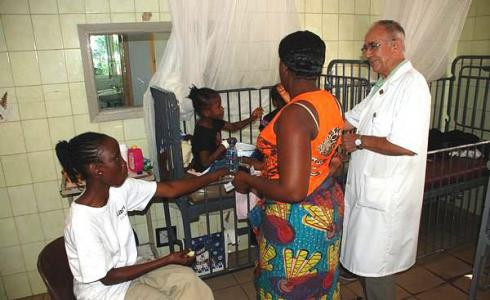 Exteriores dice estar "muy pendiente" del sacerdote español aislado en Liberia por Ébola