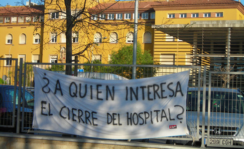Pancarta de protesta contra los recortes en el Hospital de Viladecans