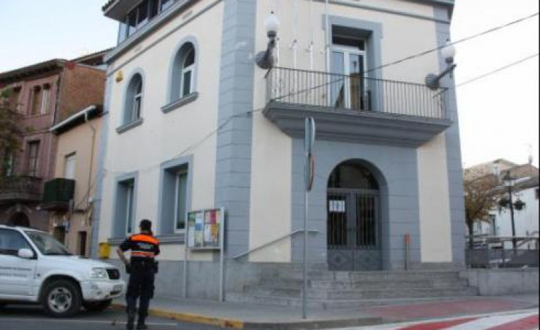 Un juez ordena al Ayuntamiento de Verges gobernado por la CUP colocar la bandera española