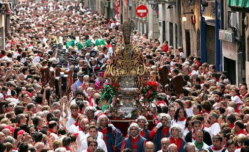 Pamplona celebra el día grande con la tradicional procesión de San Fermín y el primer encierro