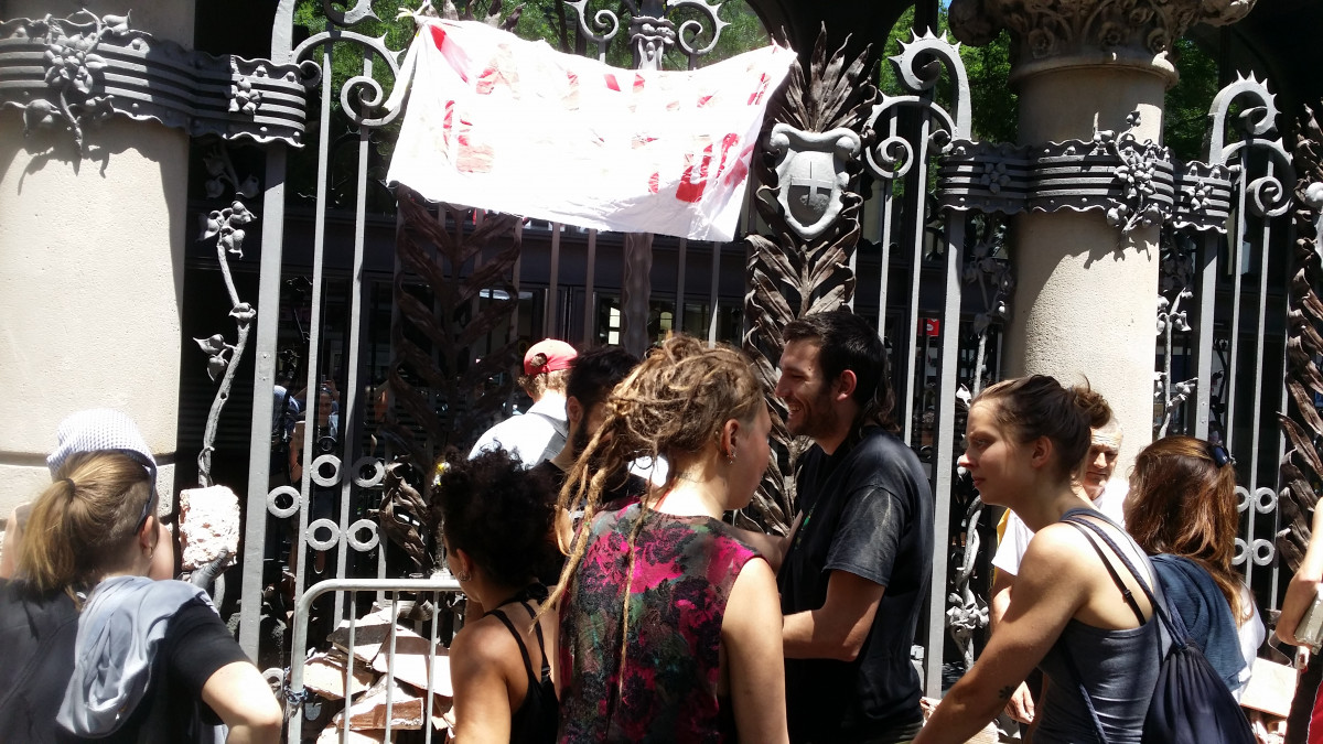 Cientos de personas ayudan en la reconstrucción de Can Vies sin oposición policial. Foto: CATALUNYAPRESS