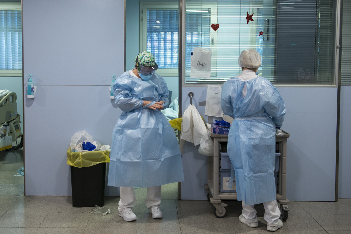 Personal sanitario de la Unidad de Cuidados Intensivos (UCI) para enfermos de coronavirus del Hospital Universitario Dr. Josep Trueta de Girona, Catalunya (España), a 21 de diciembre de 2020.