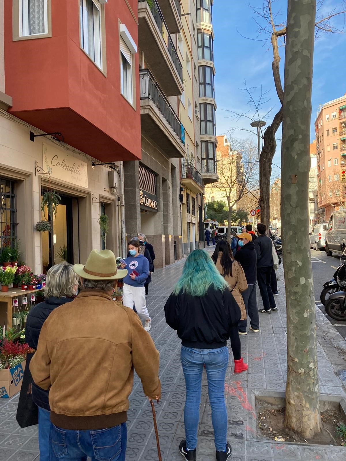 Colas en oficinas de Correos durante el periodo de voto por correo de las elecciones catalanas del 14 de febrero.
