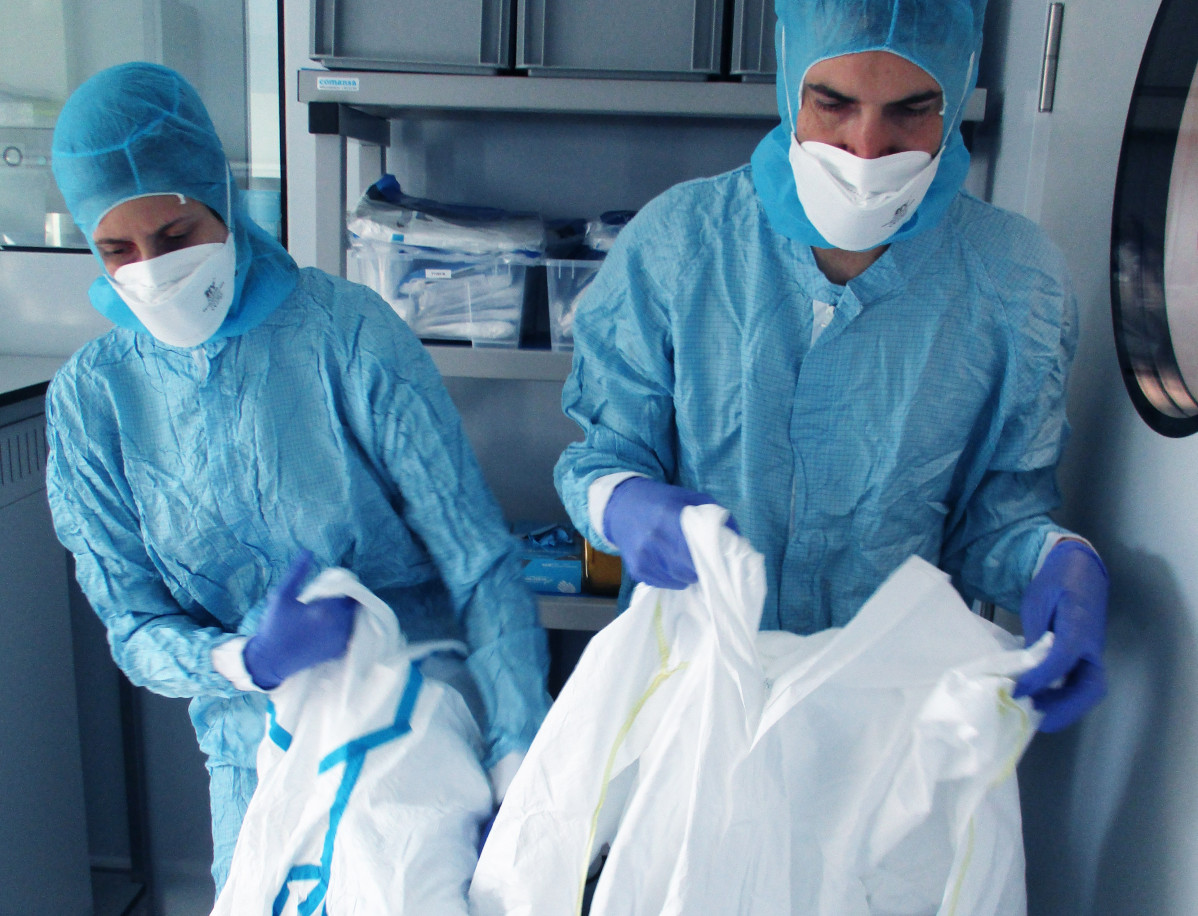 Los investigadores de IrsiCaixa, Dani Pérez-Zsolt y Jordana Muñoz-Basagoiel, en el Instituto de Investigación Germans Trias i Pujol (IGTP), donde se han llevado a cabo algunos de los experimentos.