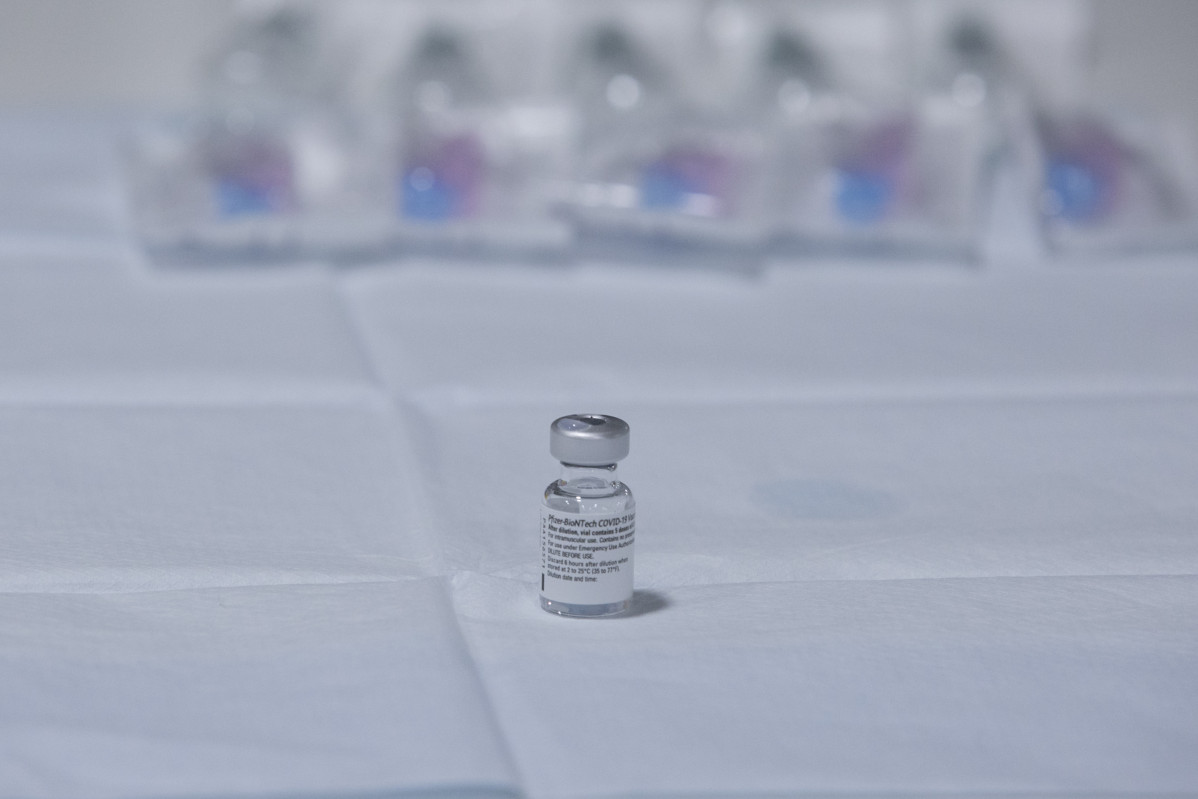 La segunda dosis que el equipo de vacunación del área sanitaria V prepara de la vacuna Pfizer-BioNTech contra el coronavirus en el Centro Polivalente de Recursos Residencia Mixta de Gijón, Principa