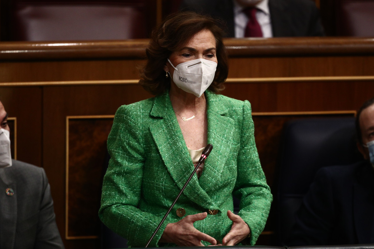La vicepresidenta primera del Gobierno, Carmen Calvo, interviene durante la primera sesión de control al Gobierno de 2021.