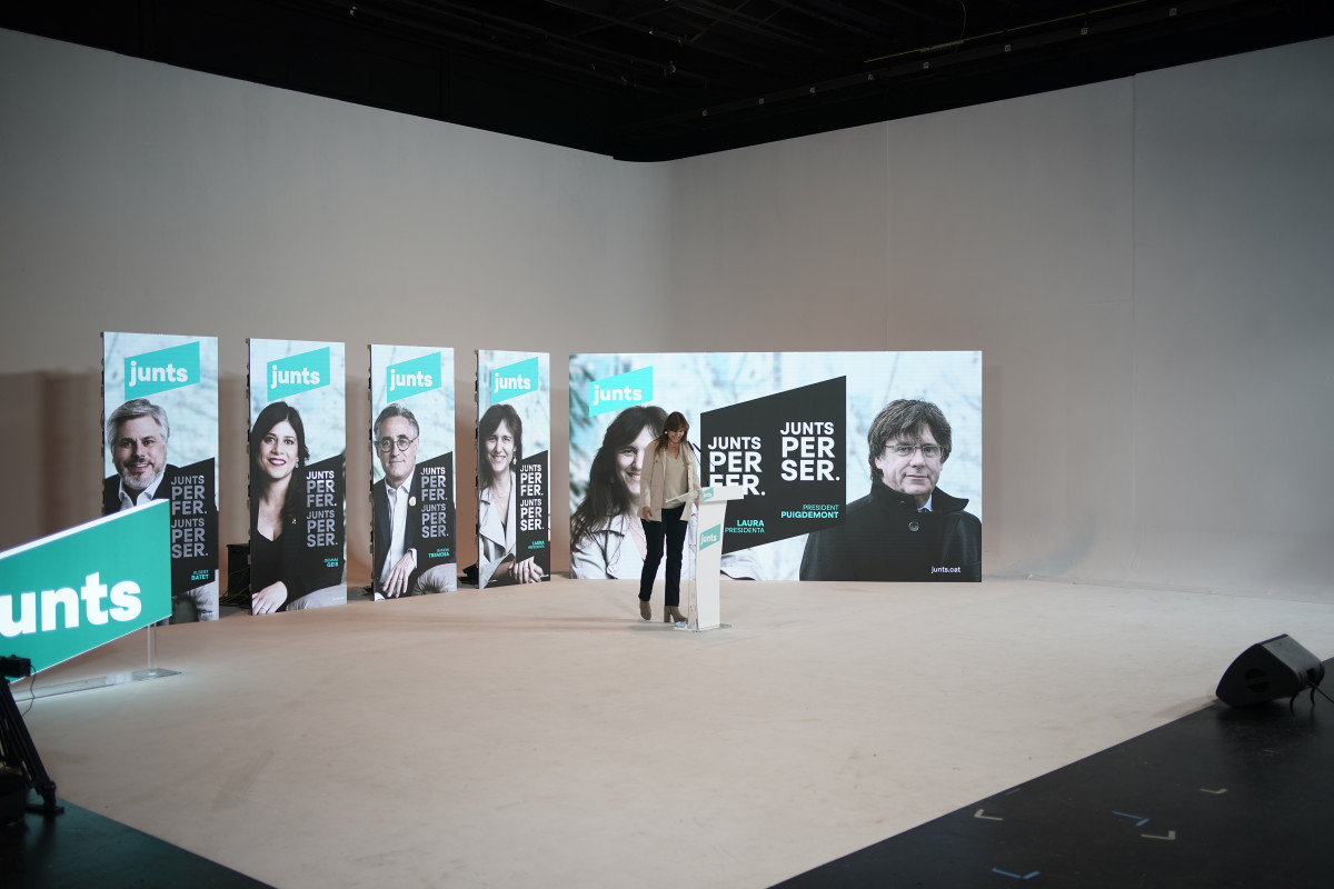 Acto de inicio de la campaña electoral de JxCat en Sant Just Desvern con la imagen del expresidente de la Generalitat, Carles Puigdemont en Barcelona, Catalunya (España), a 28 de enero de 2021. En e