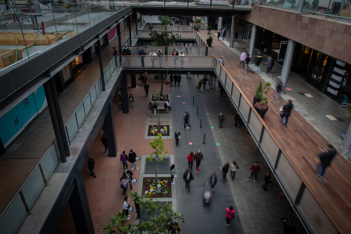 Varias personas realizan compras en el centro comercial La Maquinista, en Barcelona (España)