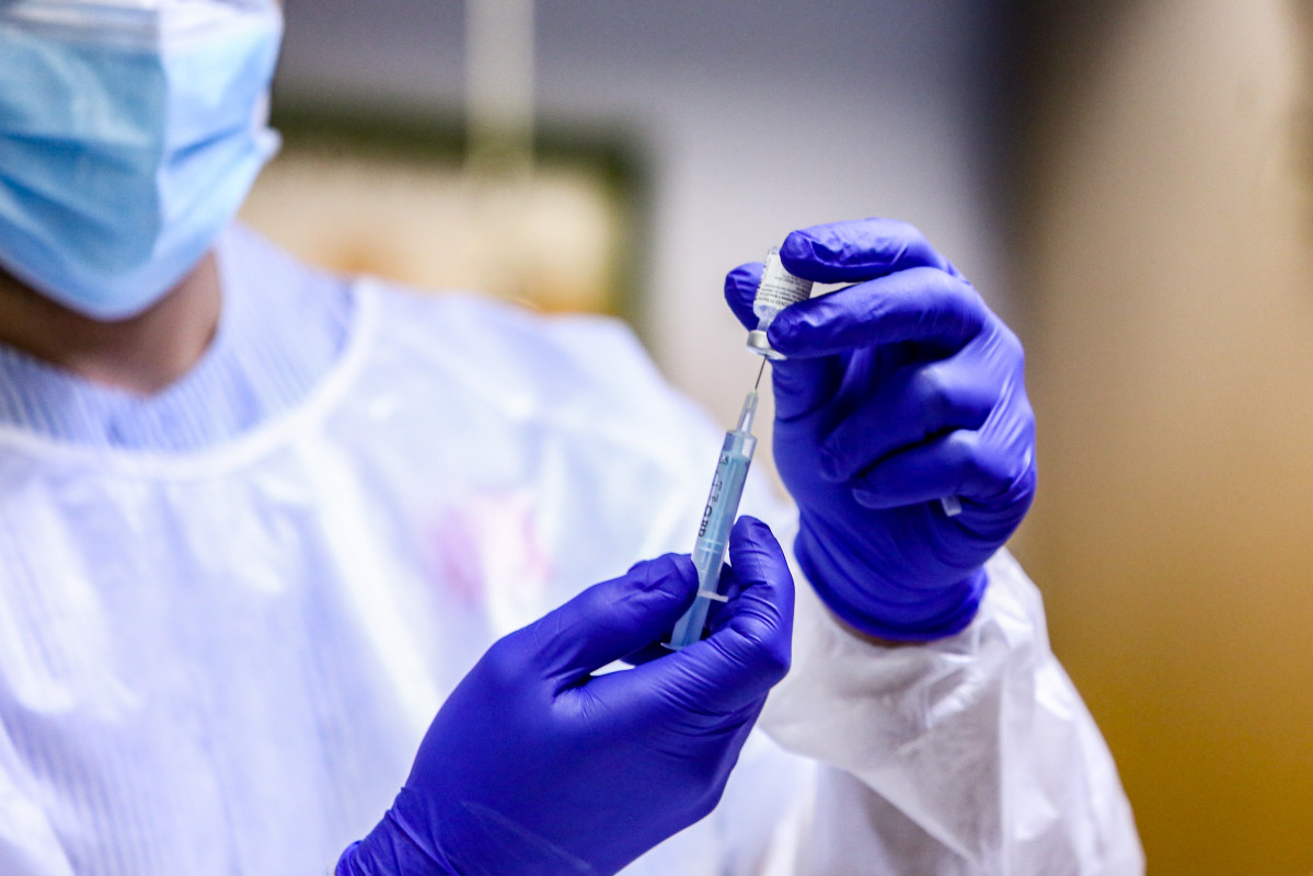 Un sanitario inyecta la vacuna contra la Covid-19