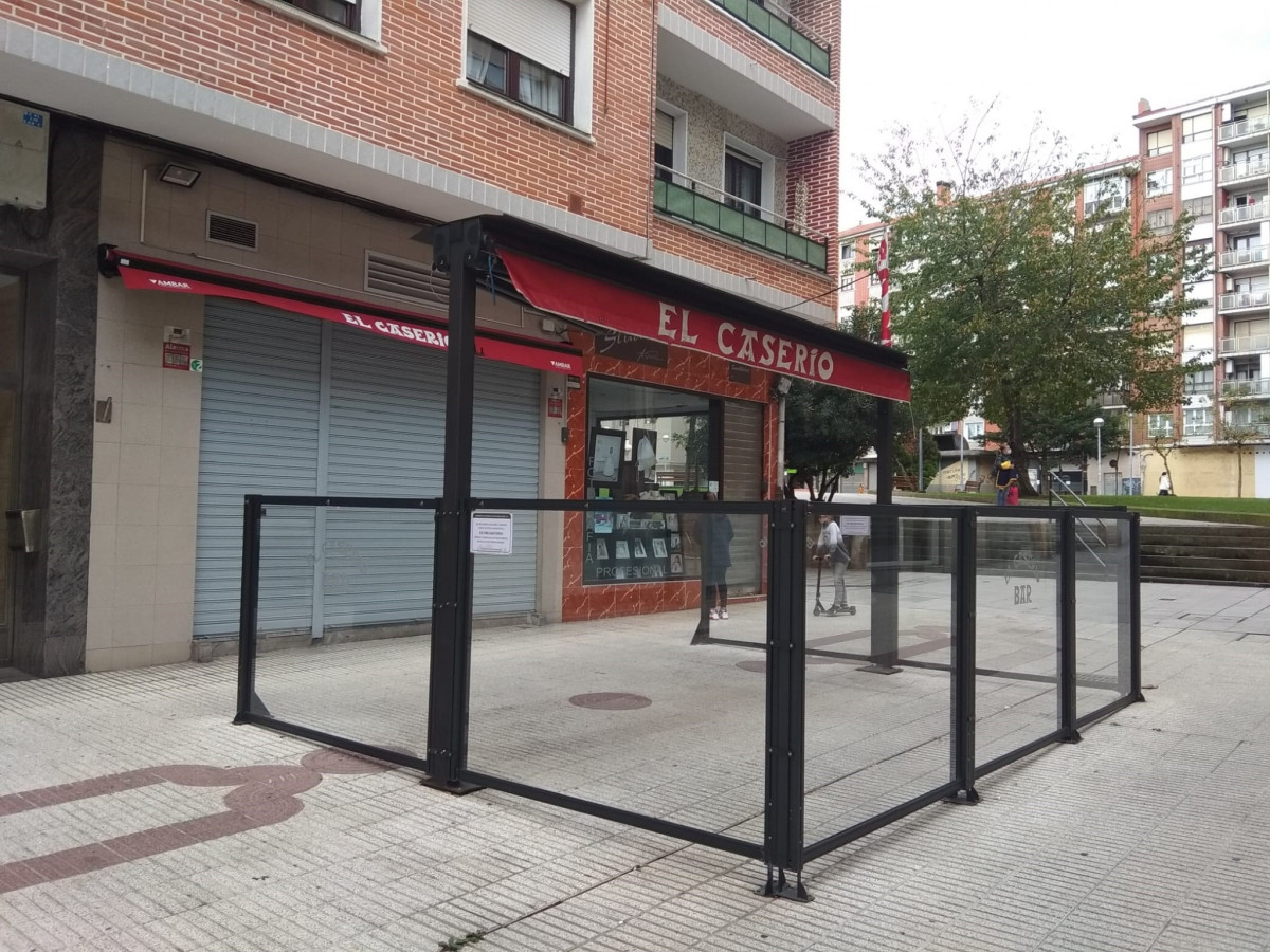 Bar con terraza cerrado en Barakaldo (Bizkaia).