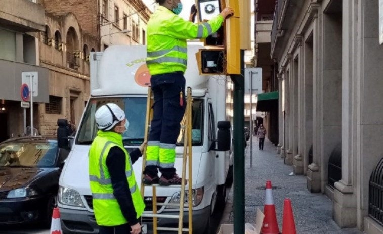 El Ayuntamiento de Girona instala semáforos acústicos para las personas invidentes en seis puntos más de la ciudad