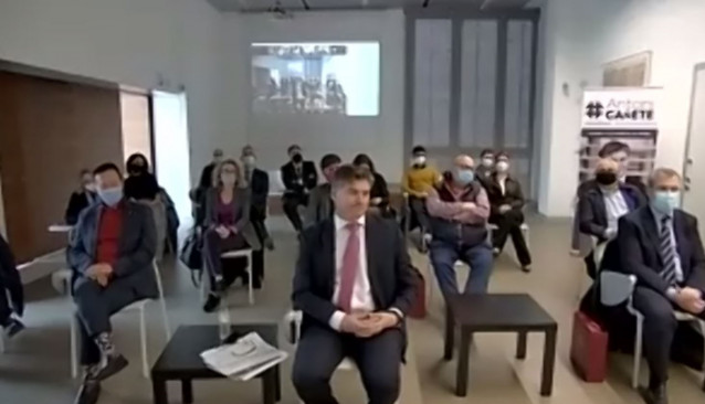 El candidato a la presidencia de Pimec Antoni Cañete junto a miembros de su candidatura este viernes