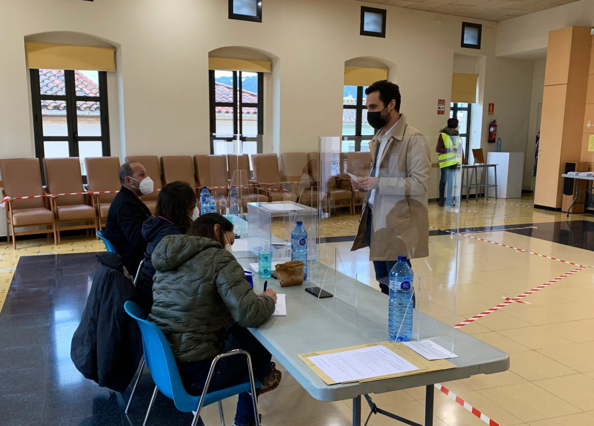 El presidente del Parlament y número tres de ERC a las elecciones catalanas, Roger Torrent, durante su votación en Sarrià de Ter (Girona) este 14F.