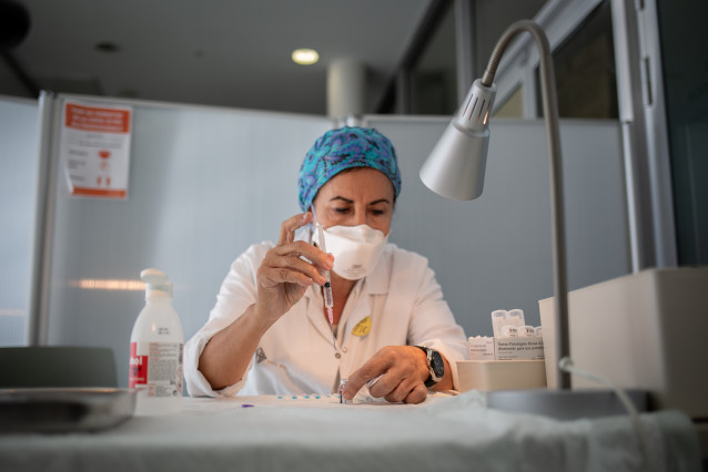 Una enfermera prepara una vacuna contra el coronavirus (Archivo)