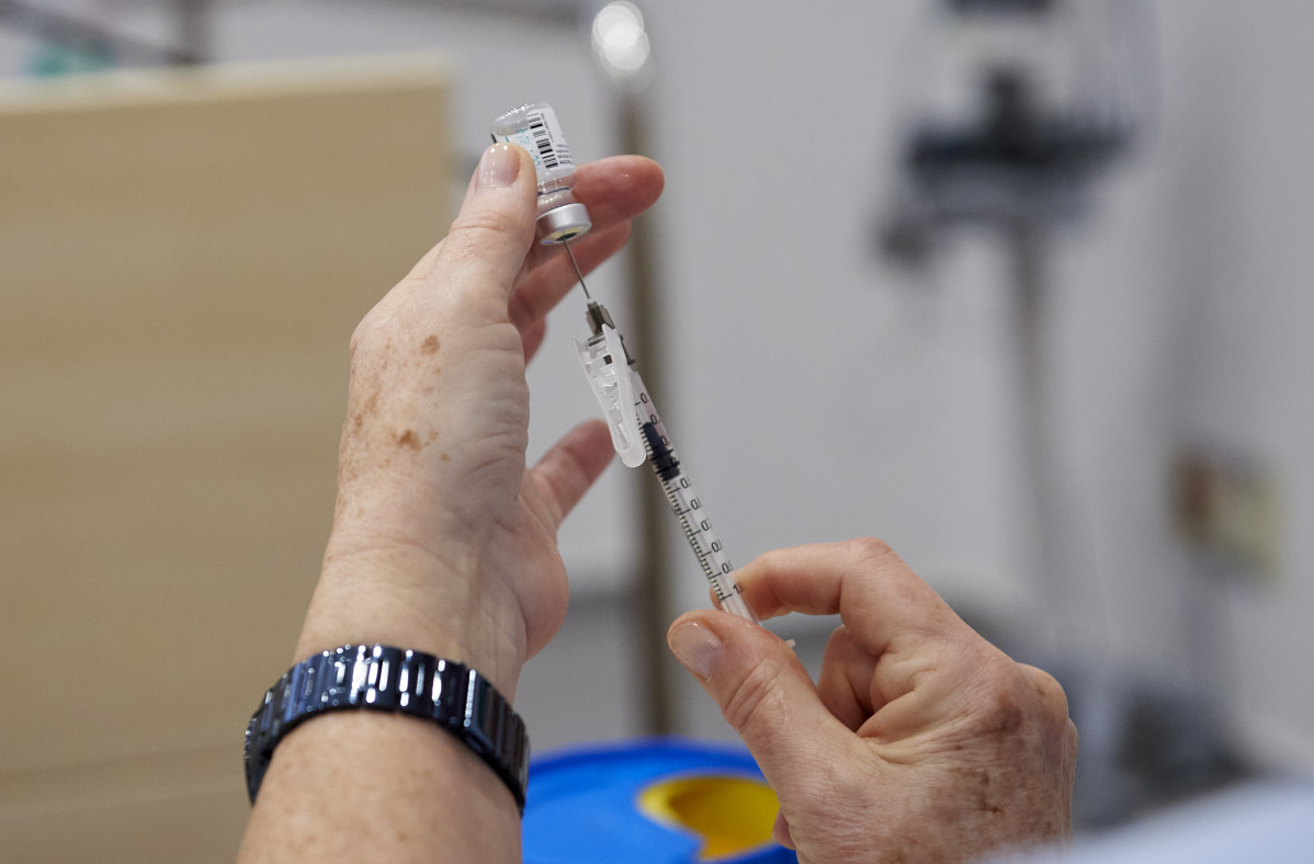Una sanitaria sostiene el material necesario para la aplicación de la segunda dosis de la vacuna de Pfizer-BioNTech contra la Covid-19 en el Hospital Universitario Marqués de Valdecilla, en Santande