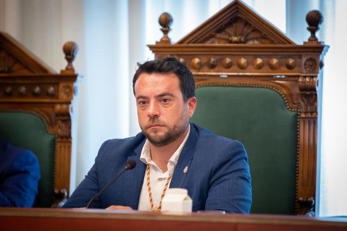 El socialista Álex Pastor presente en la sesión de constitución del Ayuntamiento de Badalona donde ha sido nombrado alcalde de la ciudad catalana (ARCHIVO)