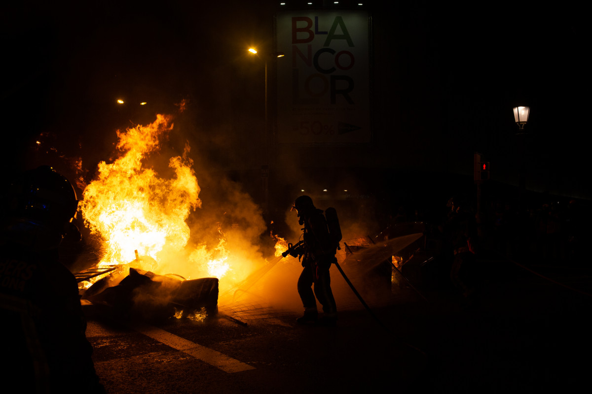 La segunda noche de disturbios por Hasel en Catalunya deja 33 detenidos y 12 heridos