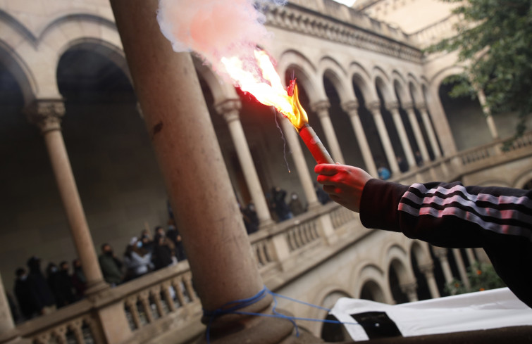 Medio centenar de estudiantes irrumpen en las oficinas de la UB contra el encarcelamiento de Hasel