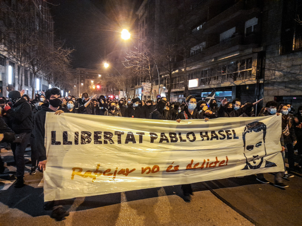 Varias personas sostienen una pancarta donde se lee 