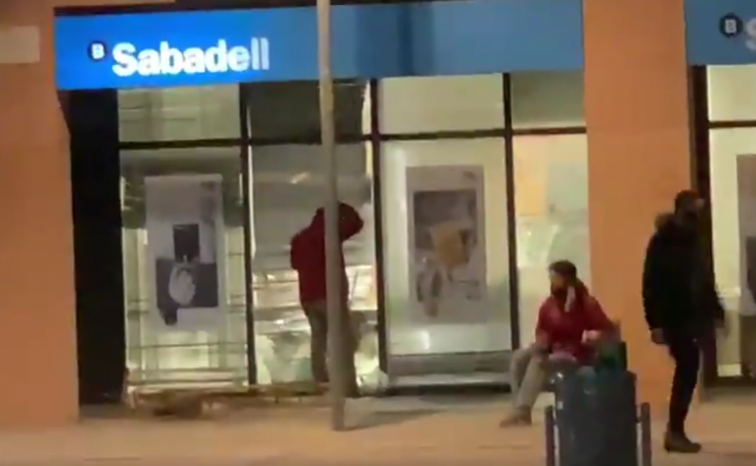 VÍDEO: Manifestantes en Girona destrozan una sucursal del Banco Sabadell en la plaça Josep Pla
