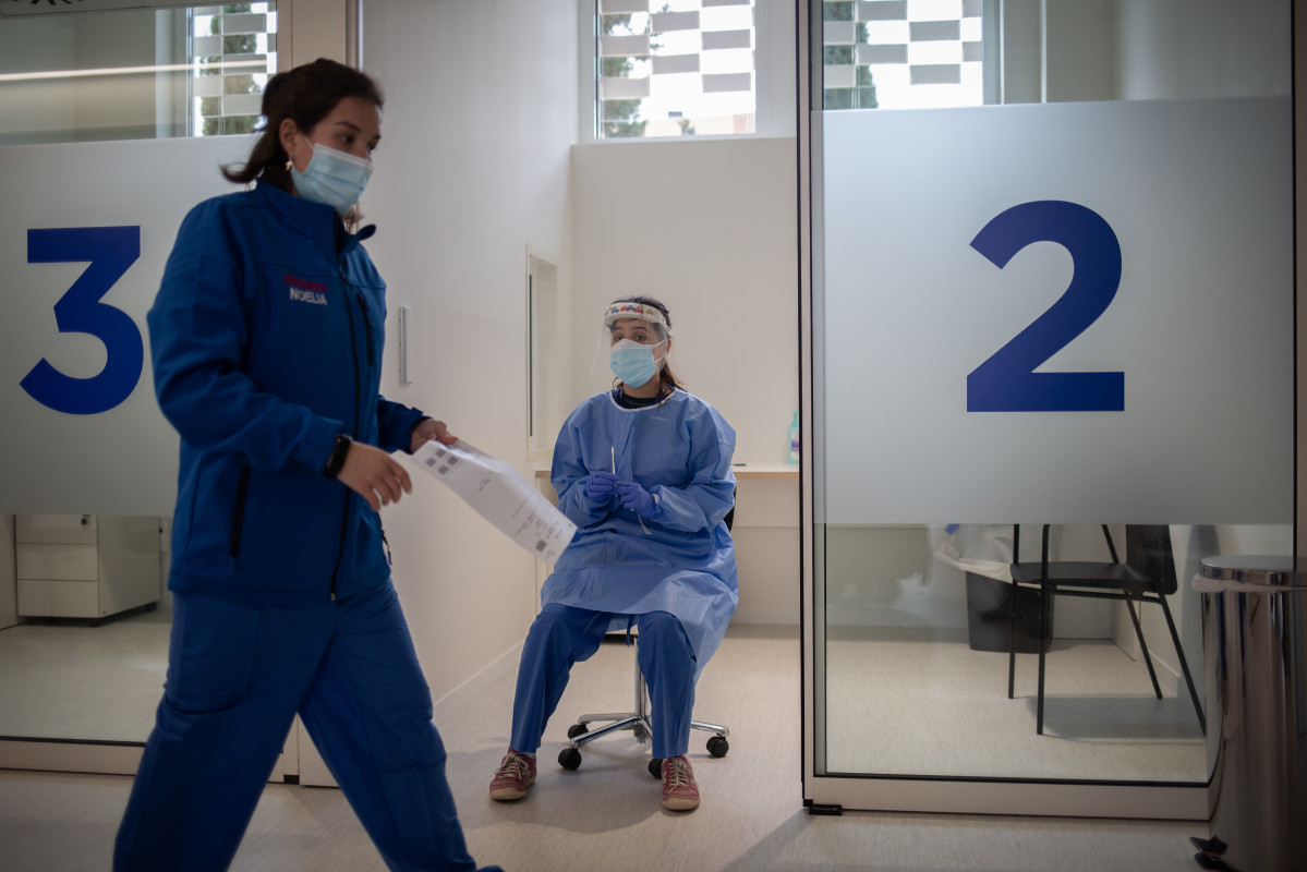 Dos profesionales sanitarios, en el edificio Garbí-Vall de Hebrón, en Barcelona.